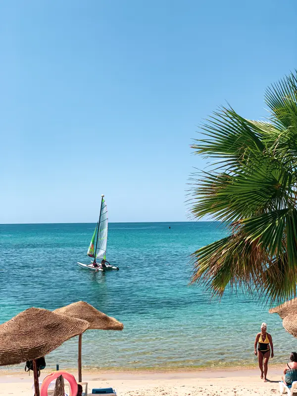 Catamaran sailing on turquoise waters near the beach at TUI Blue Palm Beach — Aziz Stiti