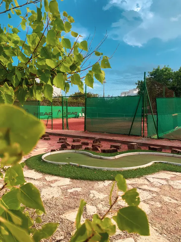 Mini golf course and tennis court surrounded by greenery at Le Sultan Hammamet — Aziz Stiti
