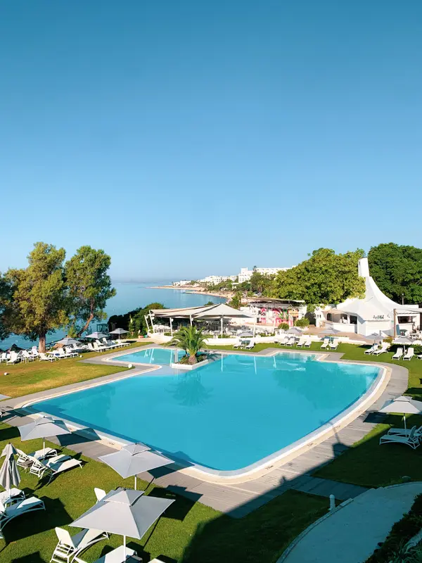 Aerial view of the large swimming pool overlooking the sea at Le Sultan Hammamet — Aziz Stiti