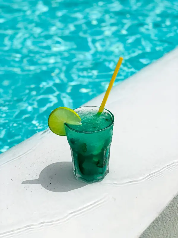 Green cocktail with lime by the hotel poolside — Aziz Stiti lifestyle photography