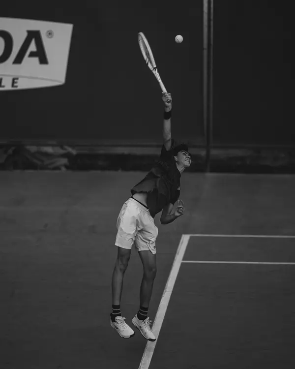 Tennis player in action captured by Aziz Stiti