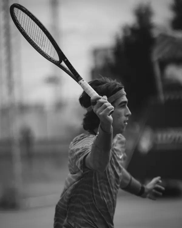 Tennis player in action captured by Aziz Stiti